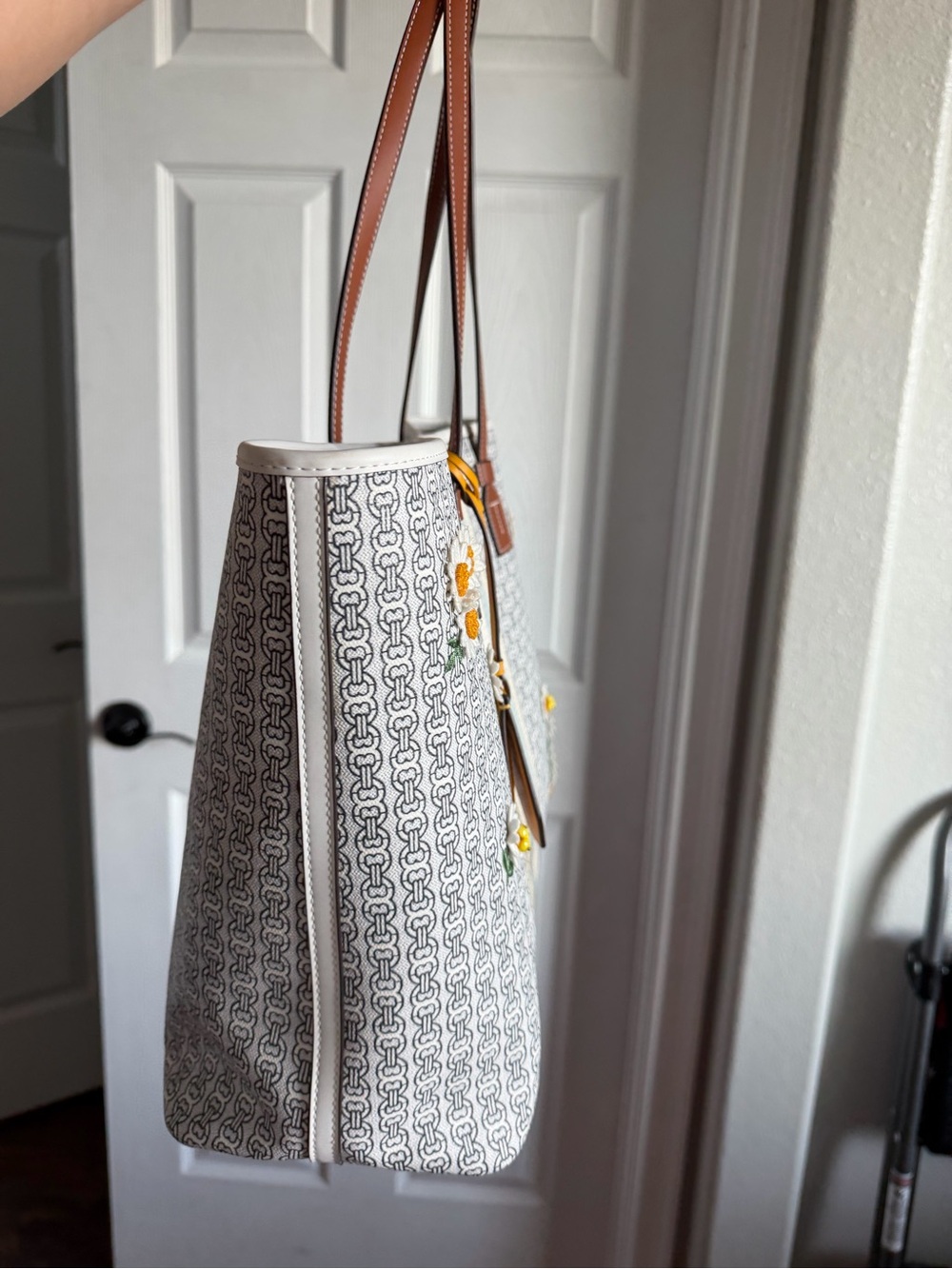 Tory Burch Tote Bag with Daisy Embroidery & Brown Leather Handles - Picture 2 of 8